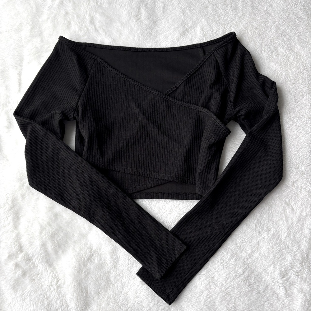 Black ribbed long sleeve crop top